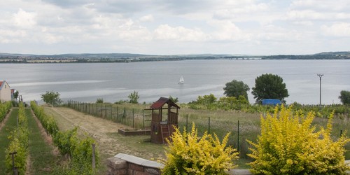 Pohled ze zahrady na jezero a přístav Pavlov